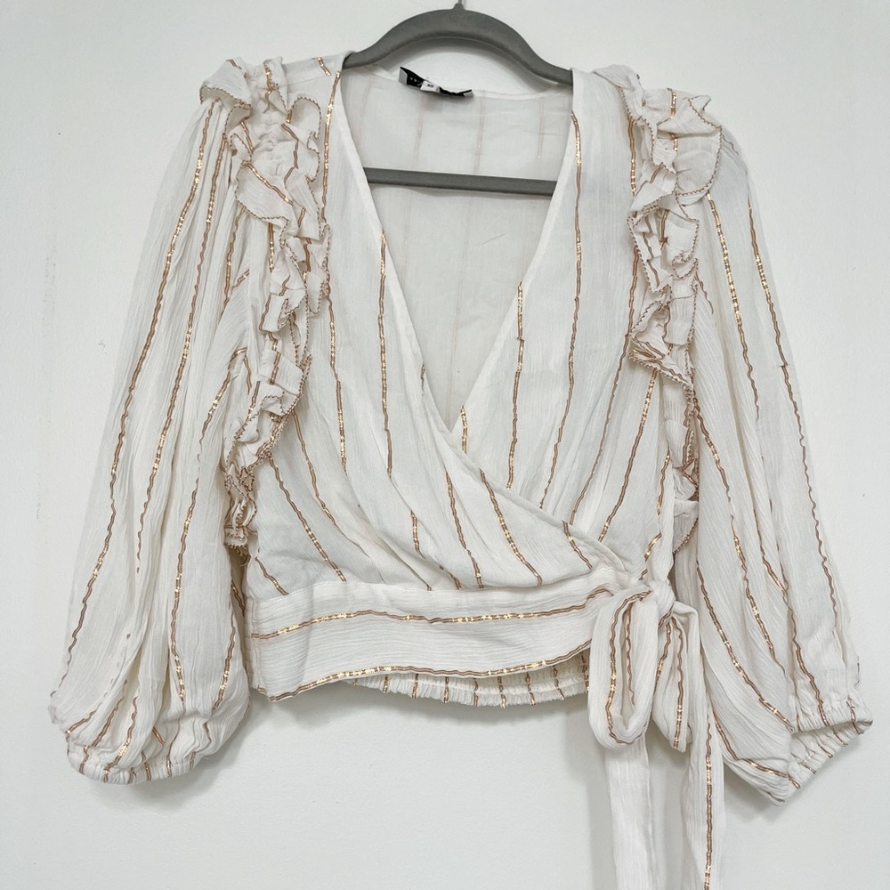 Quarter sleeve metal stripe blouse.